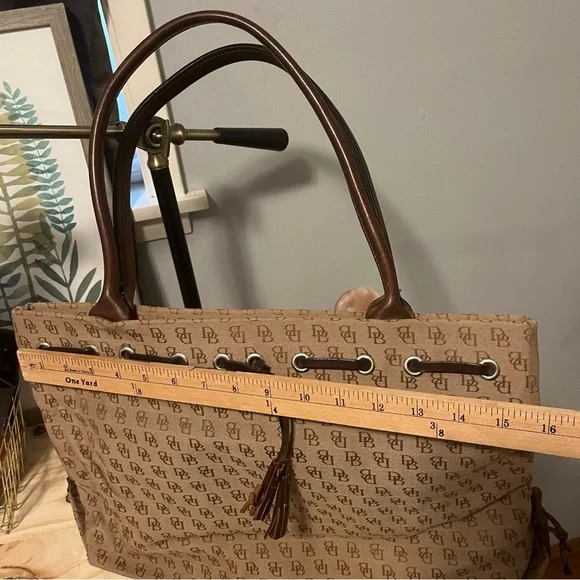 Dooney & Bourke Monogrammed Logo Large Shoulder Bag Leather Straps - Picture 8 of 10